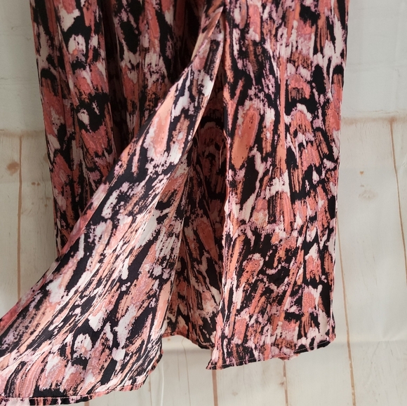 Evereve Alana Smocked Lightweight Pockets Midi Dress in Multi Pattern - Picture 9 of 15